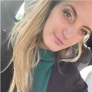 Coach sportif donne des cours ou des suivis en ligne pour atteindre vos objectifs sportif